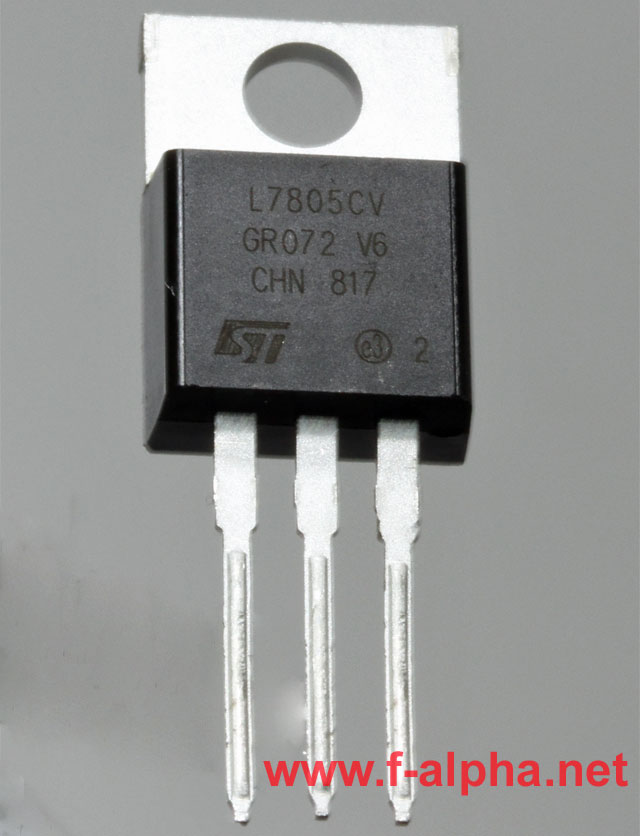 Nahaufnahme eines TO-220-Halbleitergehäuses. Dieses größere Gehäuse mit dem charakteristischen Metall-Tab wird primär für Leistungskomponenten verwendet, die eine aktive Kühlung benötigen.