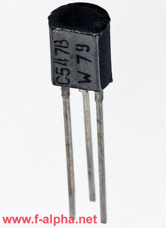 Nahaufnahme eines TO-92-Halbleitergehäuses. Dieses häufig verwendete Kunststoffgehäuse dient der Aufnahme von Kleinsignaltransistoren und einfachen integrierten Schaltungen.