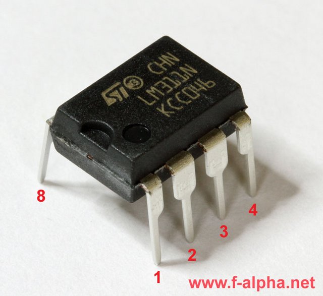 Eine Nahaufnahme eines DIP8 (Dual In-Line Package) Gehäuses.