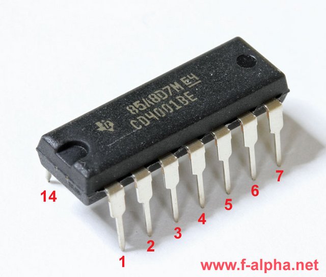 Eine Nahaufnahme eines DIP14 (Dual In-Line Package) Gehäuses.